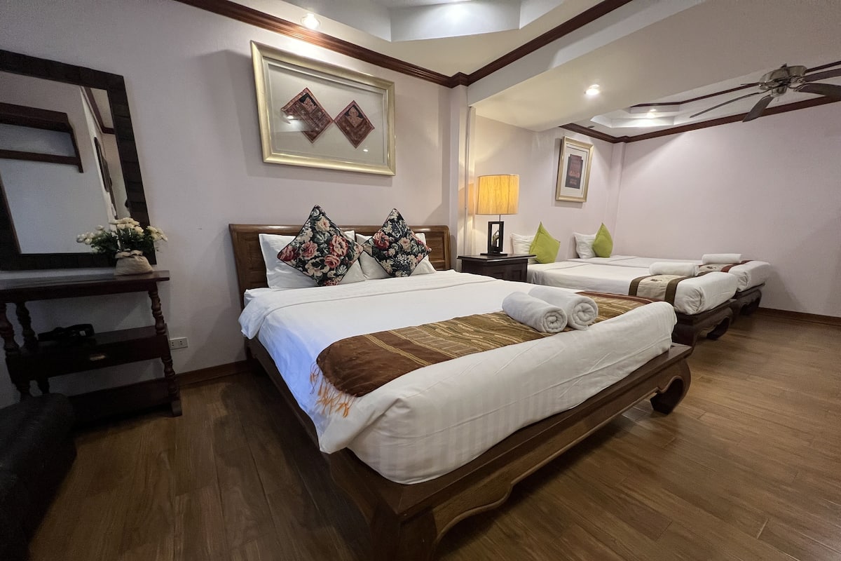Een hotelkamer met een groot bed, een bureau en een spiegel.