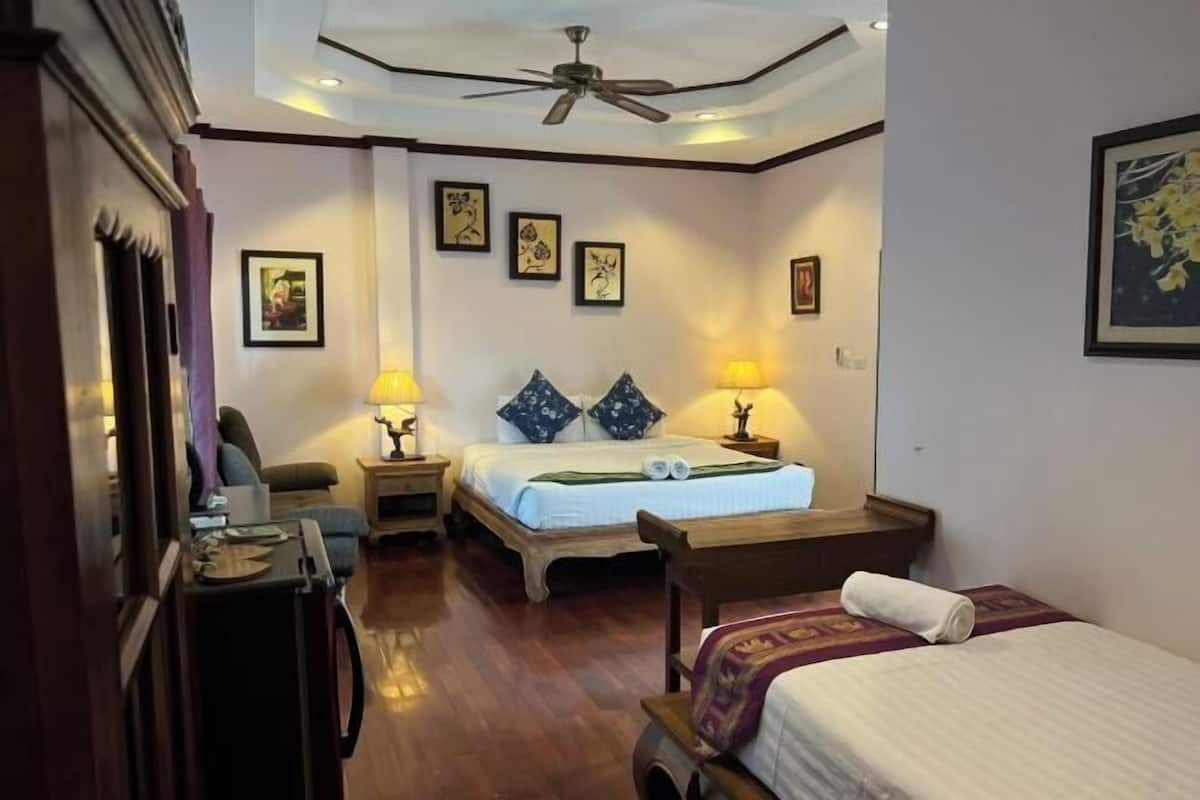 In-room safe, desk, free WiFi