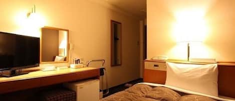 Safe på rommet, skrivebord, lydisolert og strykejern/-brett