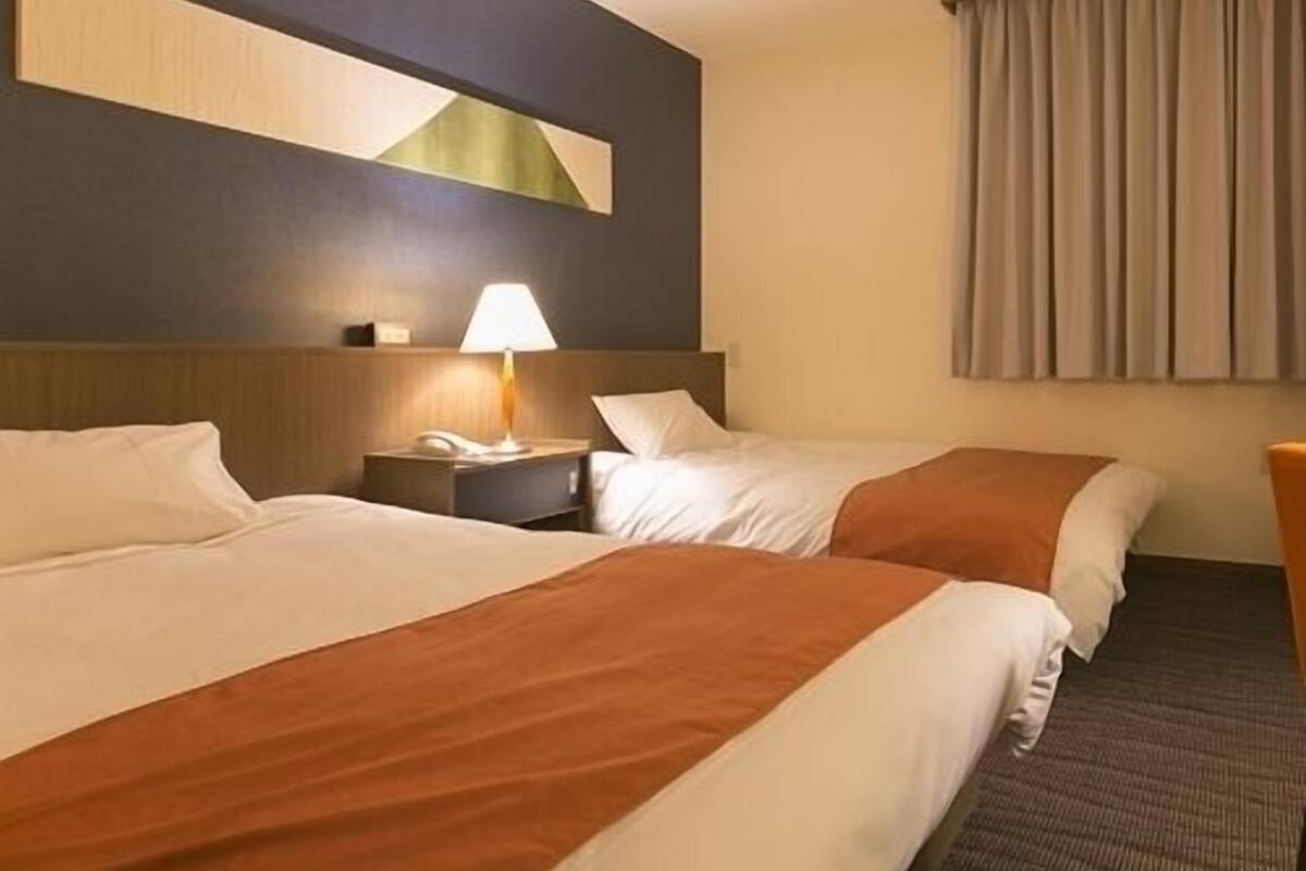 In-room safe, desk, iron/ironing board (on request), WiFi (free)