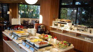 Montaje de bufé con diversos alimentos y salsas.