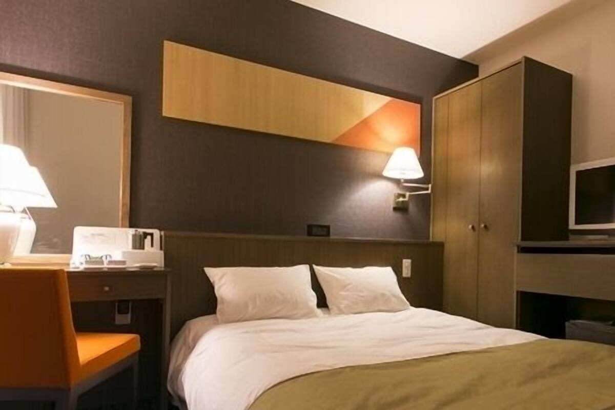 In-room safe, desk, iron/ironing board (on request), WiFi (free)