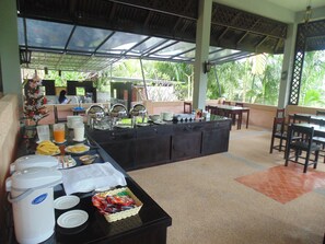 朝食 (ビュッフェ)、毎日提供 (無料)