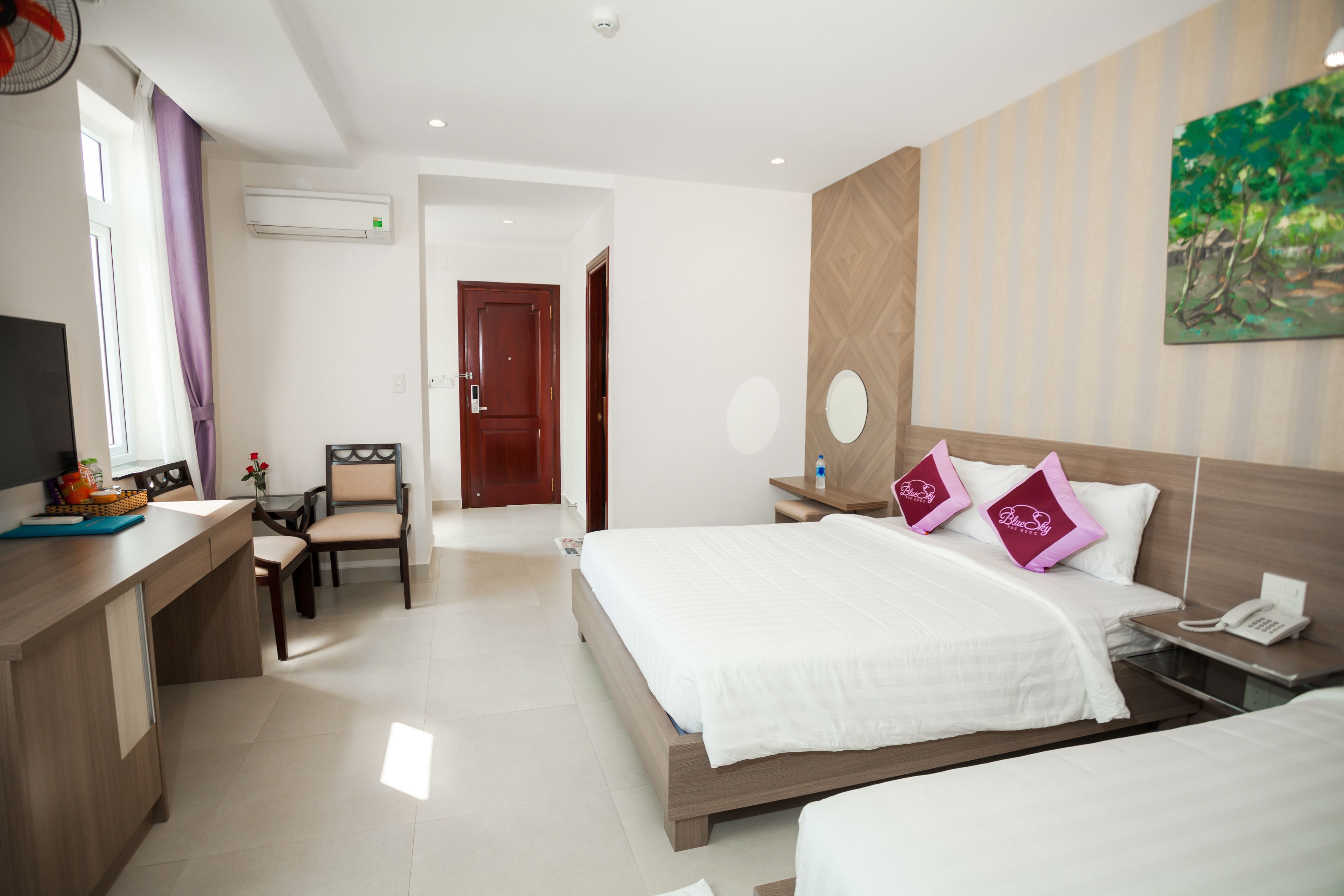 Family Room | Minibar, in-room safe, desk, soundproofing