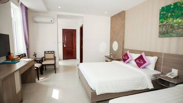 Family Room | Minibar, in-room safe, desk, soundproofing