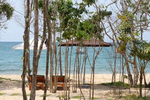 Private beach, free beach cabanas, sun loungers, beach umbrellas - Gold Sand Beach Bungalow (Phu Quoc)