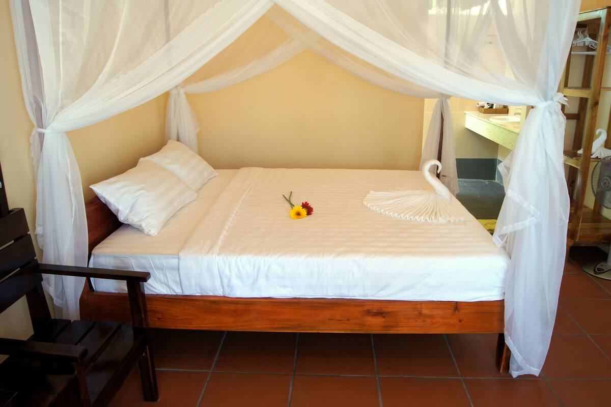 bungalow, garden view | minibar, in-room safe, desk, rollaway beds