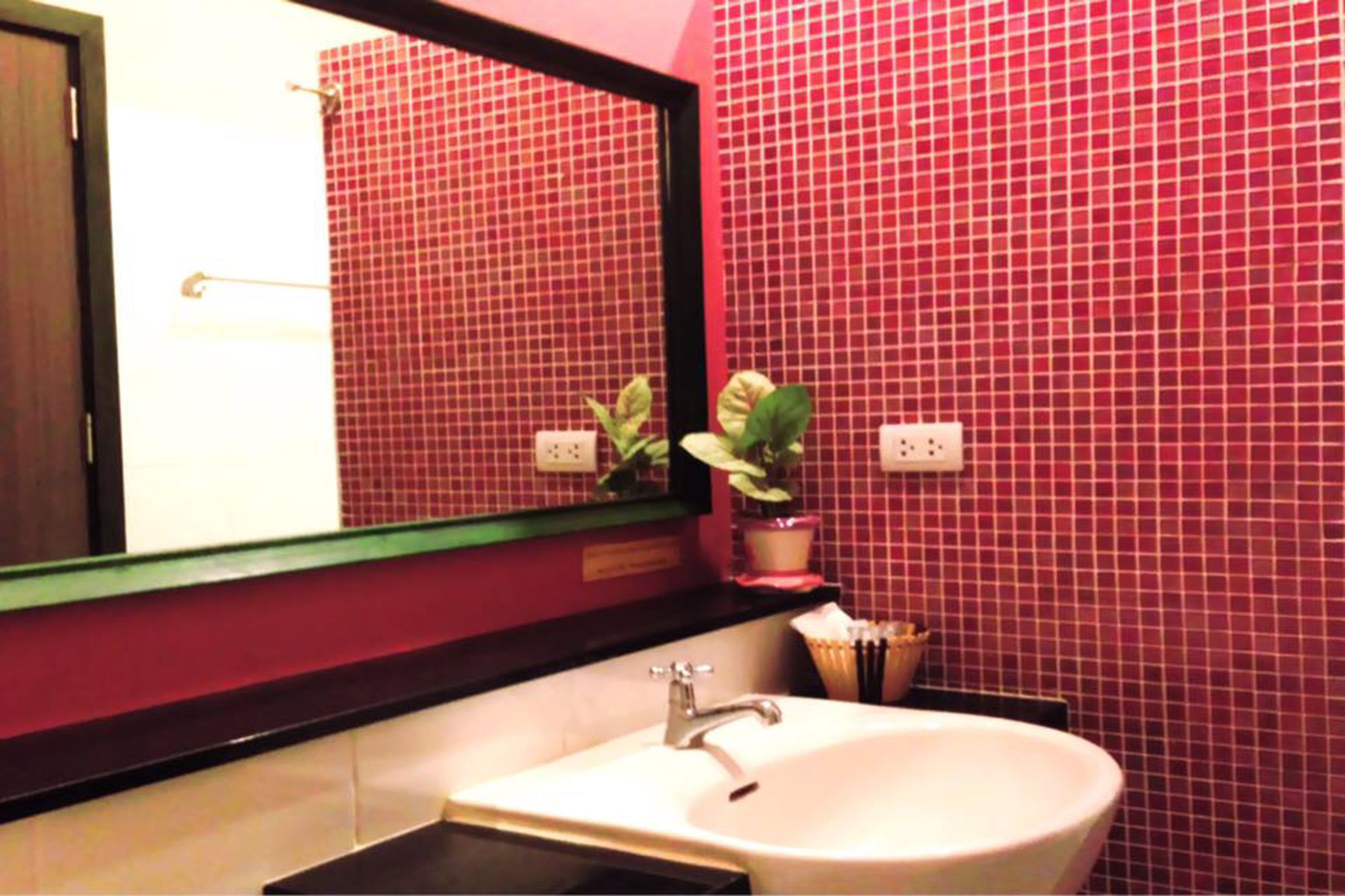 deluxe twin | bathroom sink