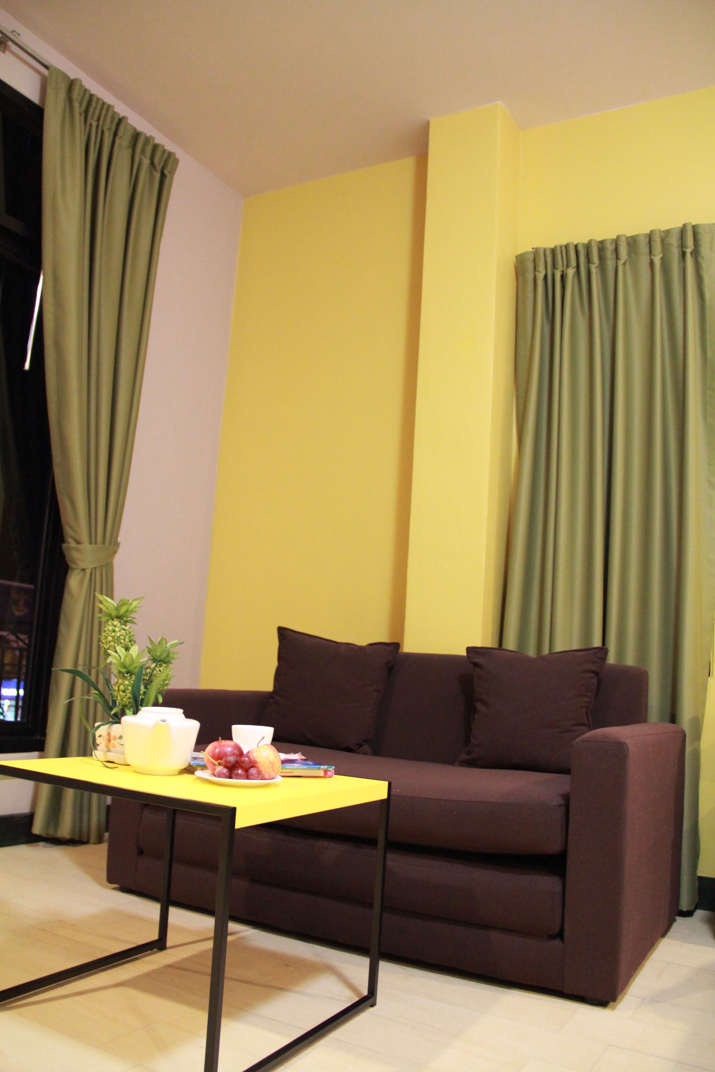 deluxe king room | living area | flat-screen tv