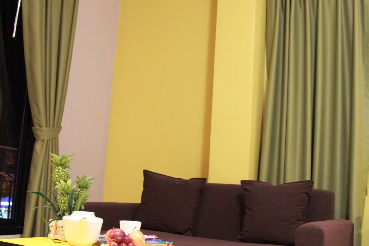 deluxe king room | living area | flat-screen tv