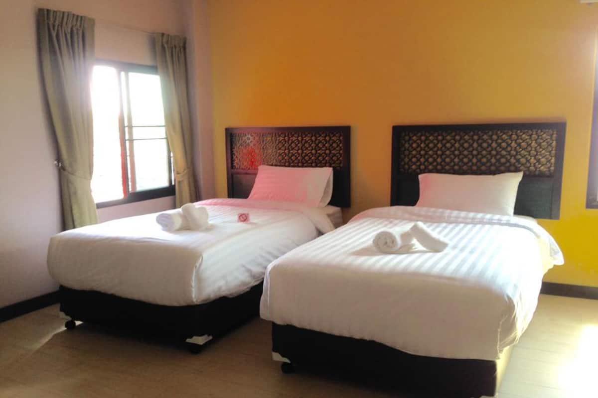 standard twin | desk, blackout curtains, free wifi, bed sheets