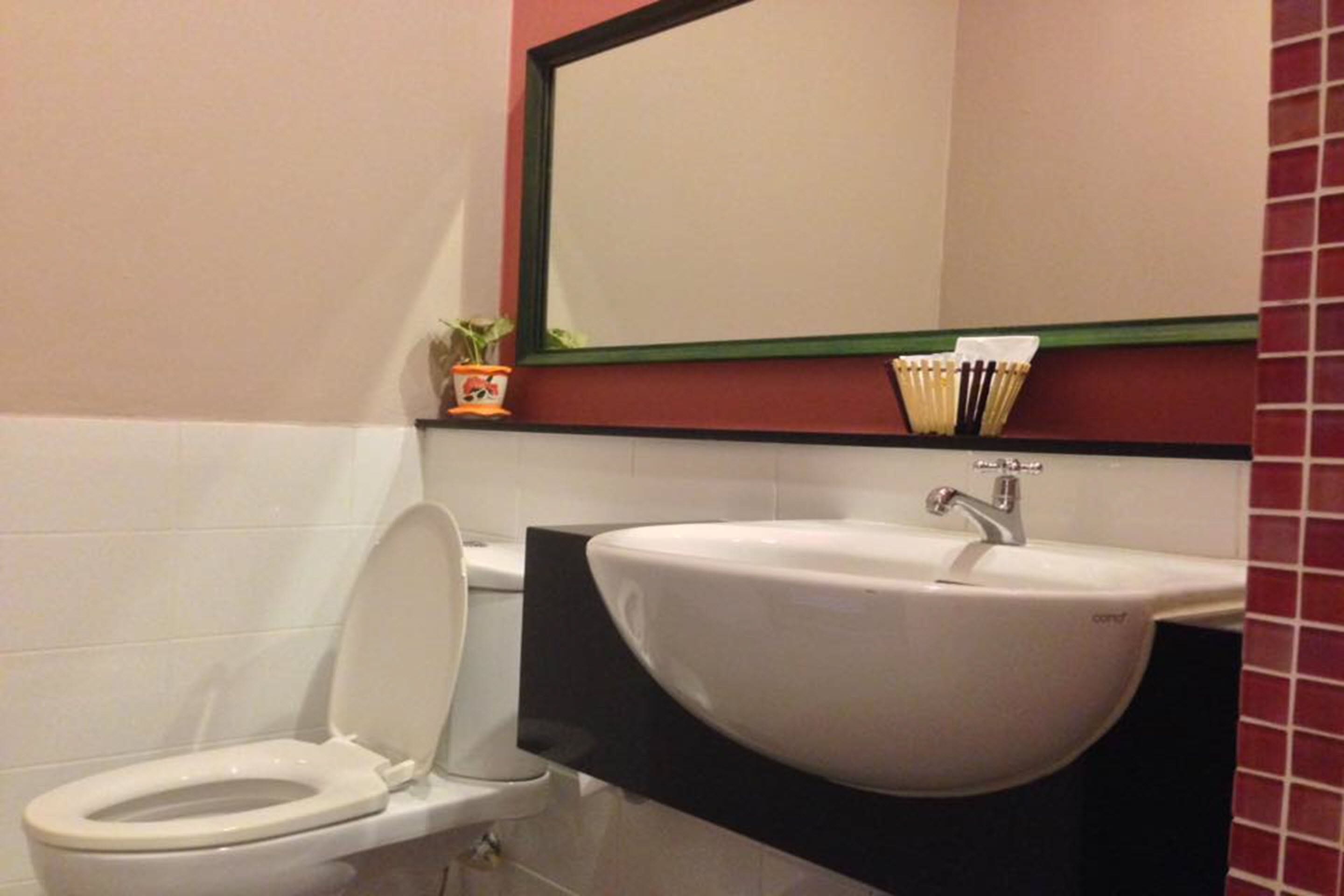 deluxe twin | bathroom | shower, free toiletries, hair dryer, towels