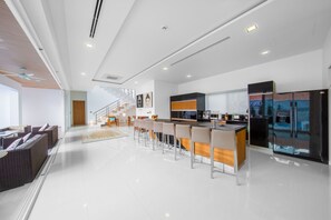 Peti sejuk, ketuhar gelombang mikro, pembancuh kopi/teh 