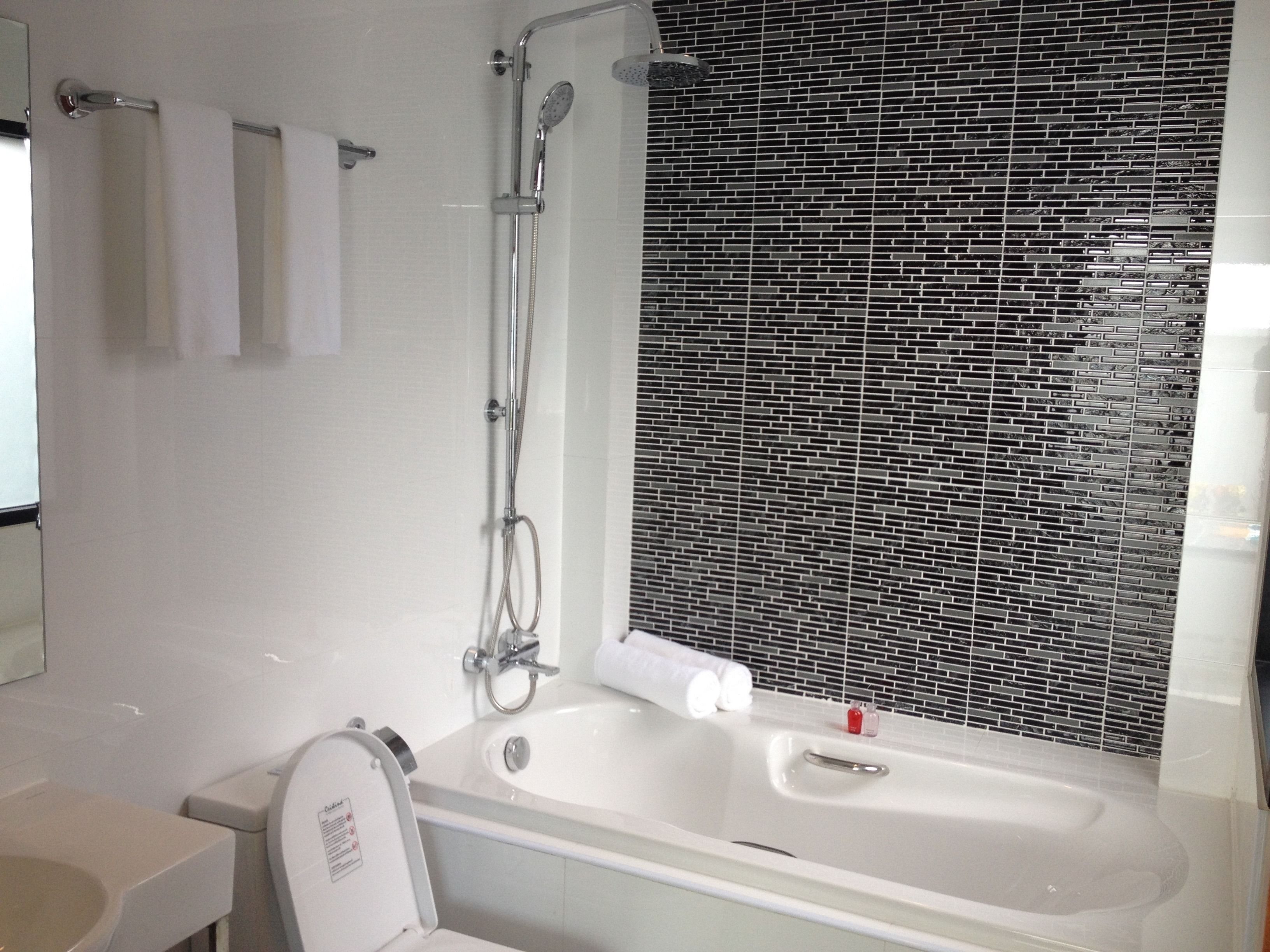 deluxe villa, pool view | deep-soaking bathtub