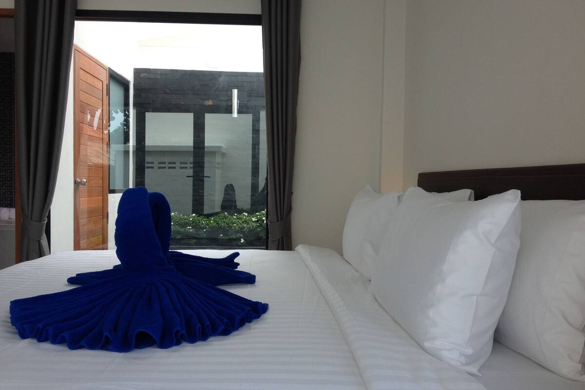 deluxe villa, pool view | minibar, in-room safe, desk, free wifi
