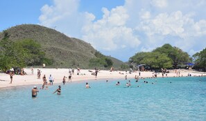 Di pantai, pasir putih, antar-jemput gratis ke pantai, dan memancing