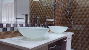 Dusche, Haartrockner, Bidet, Handtücher