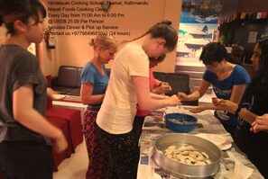 Serveert ontbijt, lunch, diner, internationale gerechten 