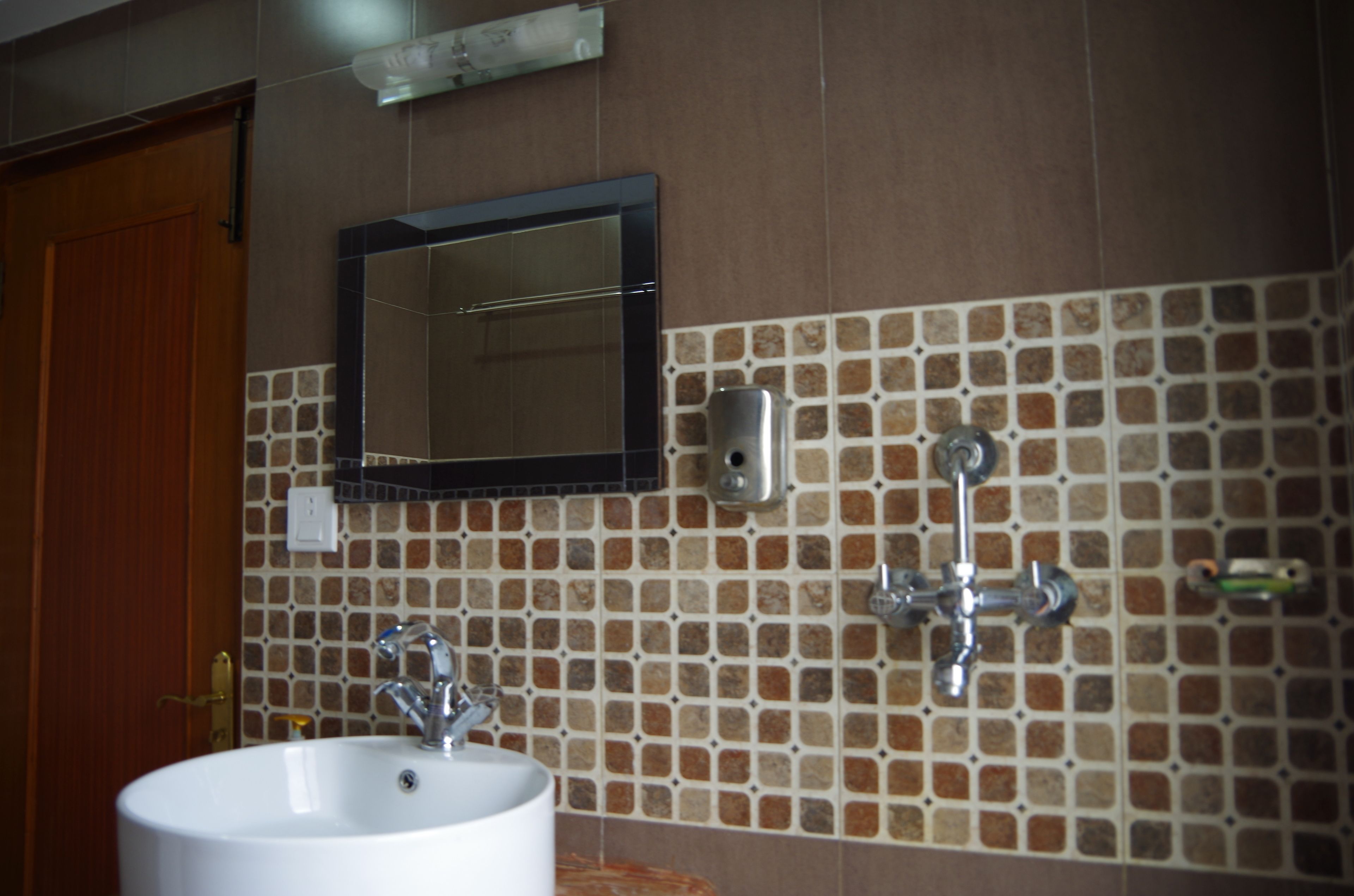 shower, rainfall showerhead, free toiletries, hair dryer