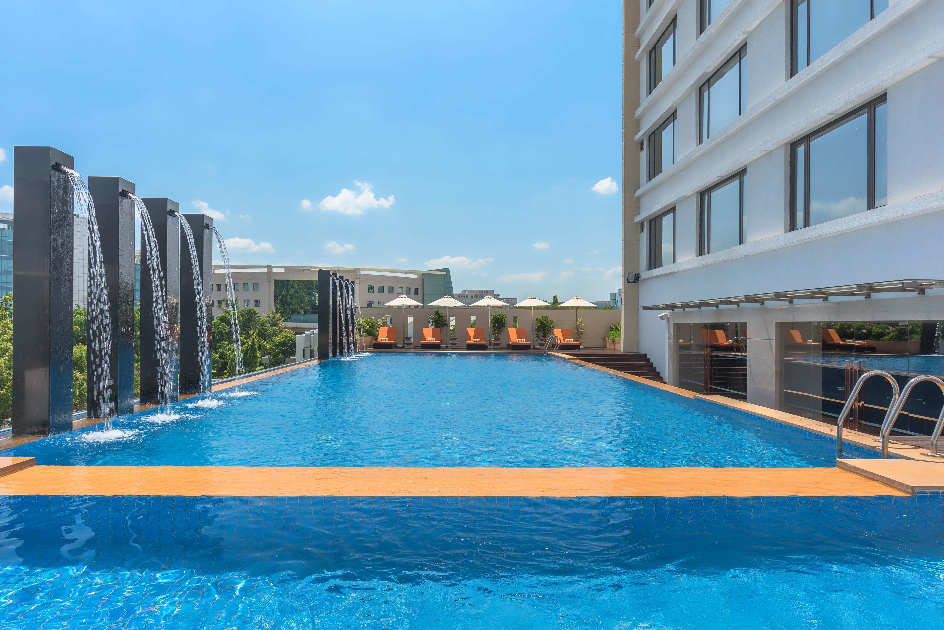 Piscina externa, espreguiçadeiras