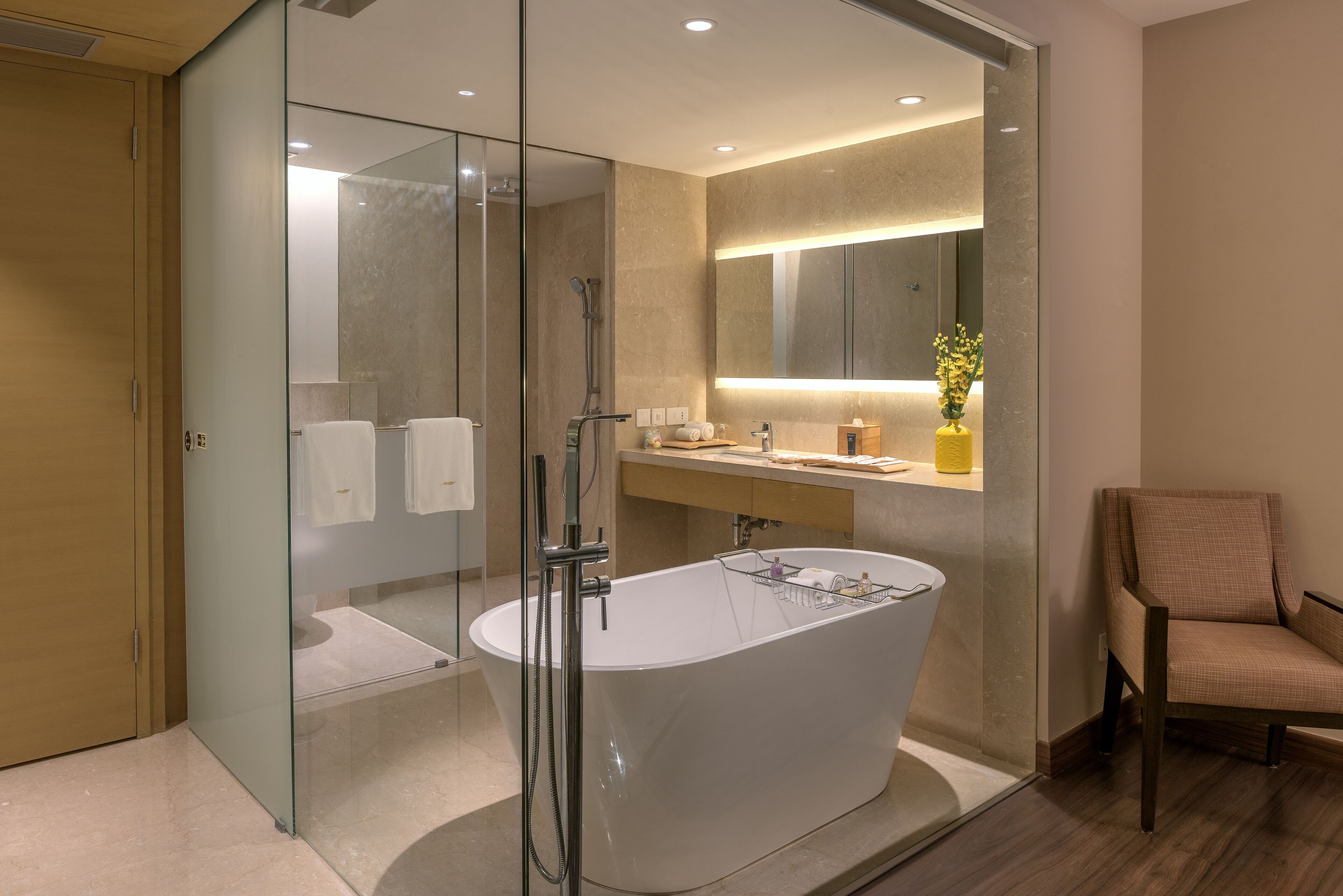 suite (metropolitan) | bathroom | separate bathtub and shower, free toiletries, bathrobes, towels
