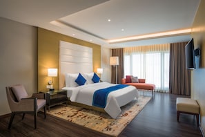 Minibar, caja de seguridad en la habitación y escritorio