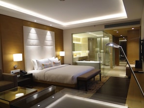 Minibar, coffres-forts dans les chambres, bureau