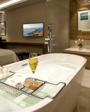 Baignoire et douche séparées, articles de toilette gratuits, peignoirs