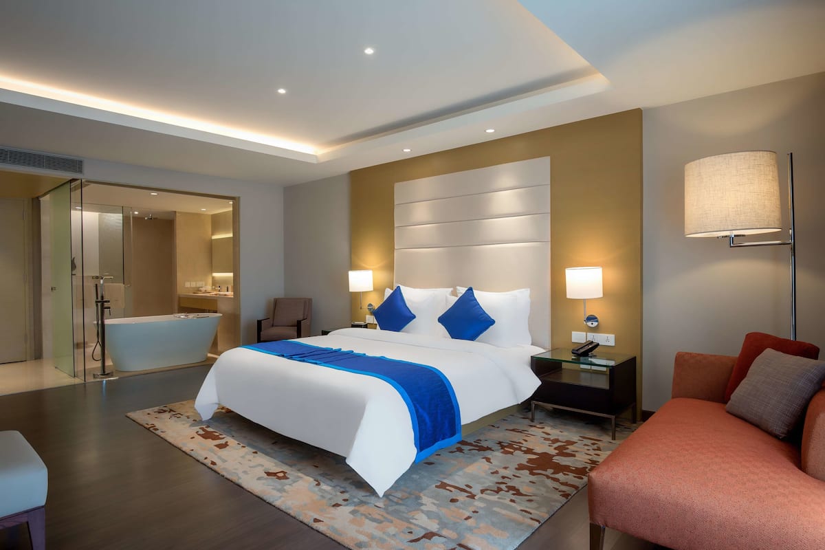 Suite (Metropolitan) | Minibar, in-room safe, desk, laptop workspace