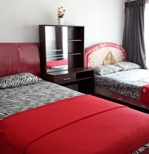 Ein Hotelzimmer mit zwei Betten, jeweils mit Zebra-Muster Bettwäsche und einem roten Akzent. Ein Schminktisch mit Spiegel und einer Blumenvase steht darauf.