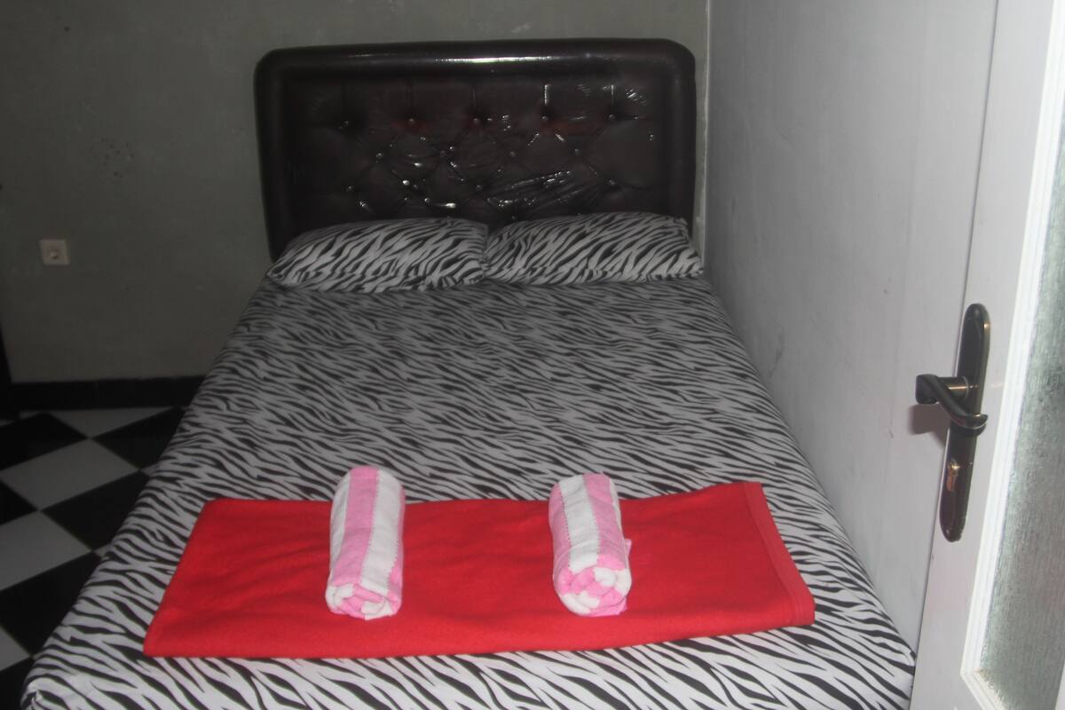 Kamar Standar | Meja kerja, kedap suara, setrika/meja setrika, dan Wi-Fi gratis