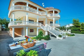 Aamiainen ja lounas; kreikkalainen keittiö, näkymät uima-altaalle