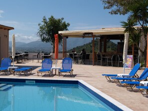 3 piscinas al aire libre, sombrillas, sillones reclinables de piscina