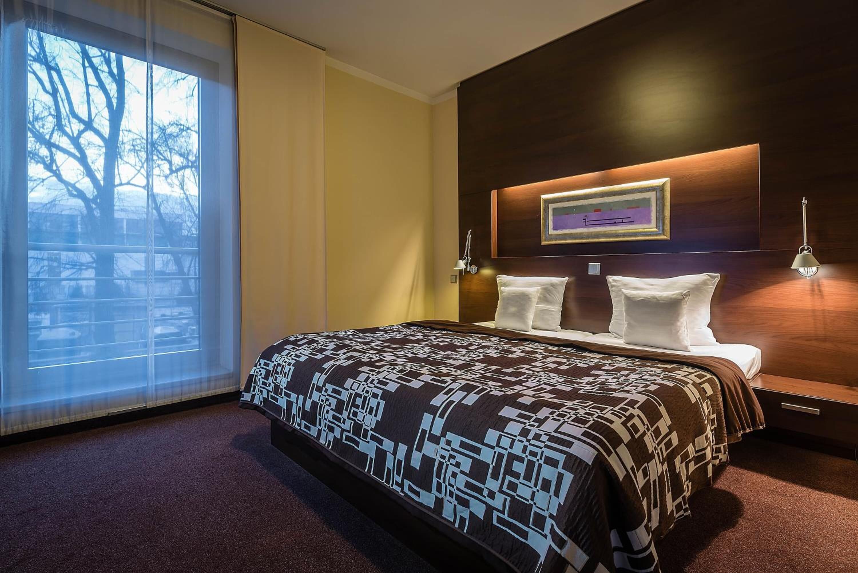 minibar, desk, soundproofing, iron/ironing board