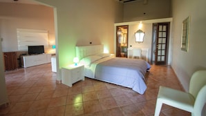Habitación doble | Caja de seguridad en la habitación, escritorio, cunas y camas extra 