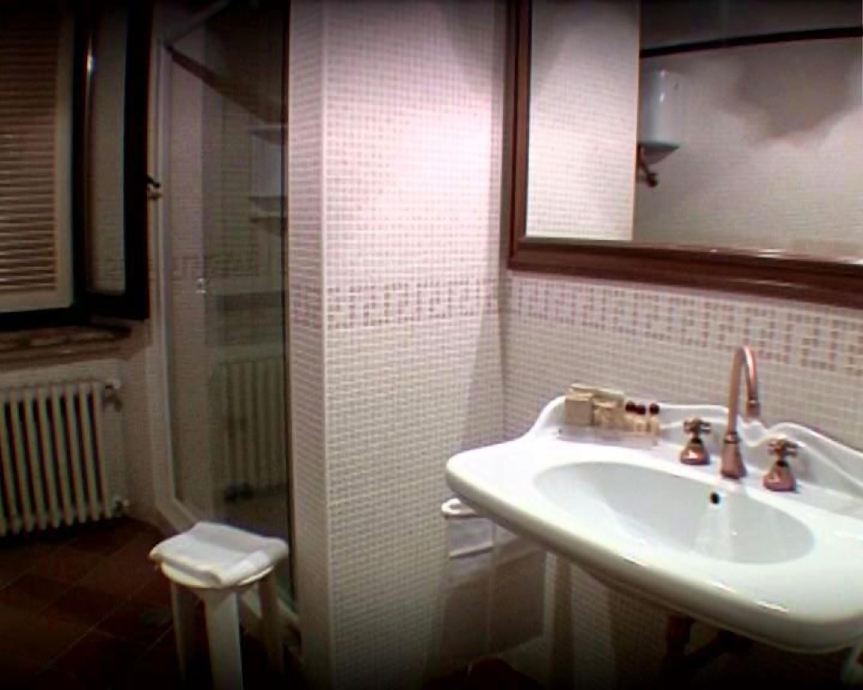 suite | bathroom | shower, free toiletries, hair dryer, bidet