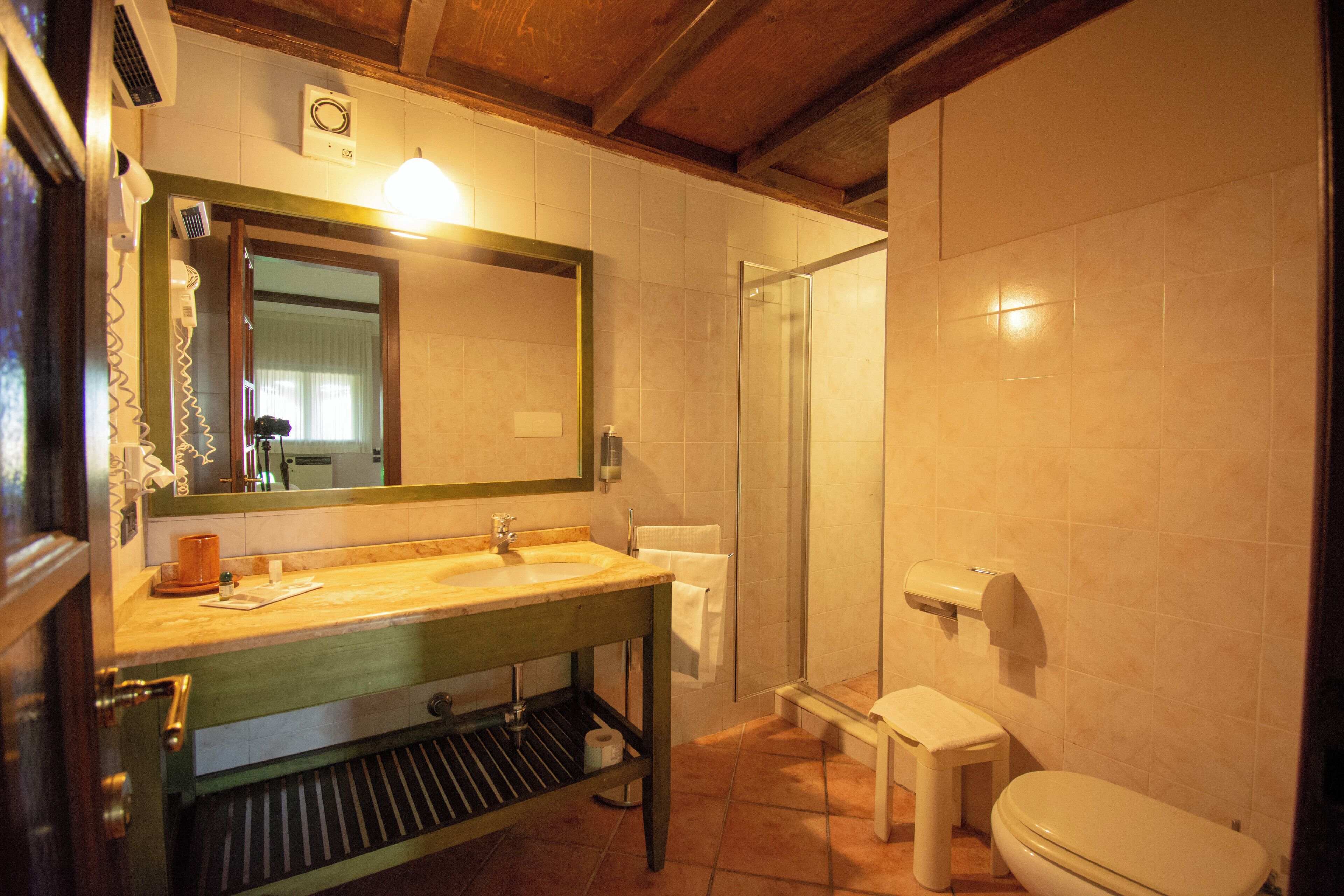 double room | bathroom | shower, free toiletries, hair dryer, bidet