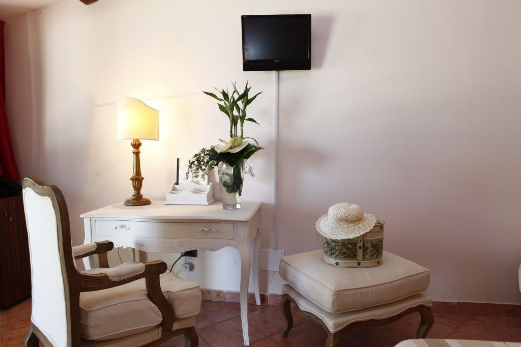 triple room | living area | flat-screen tv