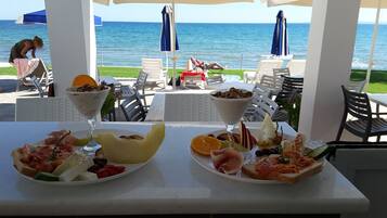 Daily continental breakfast (EUR 7 per person)