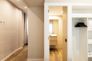 1 habitación, caja de seguridad en la habitación y escritorio