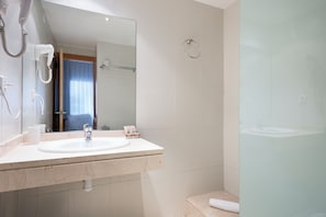 Standard Studio | Bathroom | Shower, free toiletries, hair dryer, towels