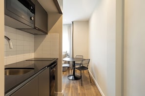 Studio | Private kitchen | Fridge, microwave, stovetop, electric kettle - Apartamentos Laforja (Barcelona)