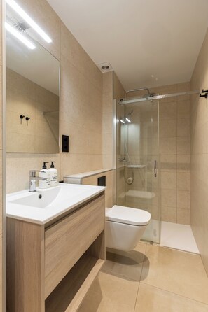 Loft Apartment | Salle de bain | Douche, articles de toilette gratuits, sèche-cheveux