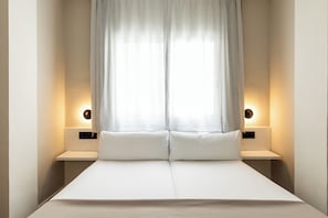 1 habitación, caja de seguridad en la habitación y escritorio