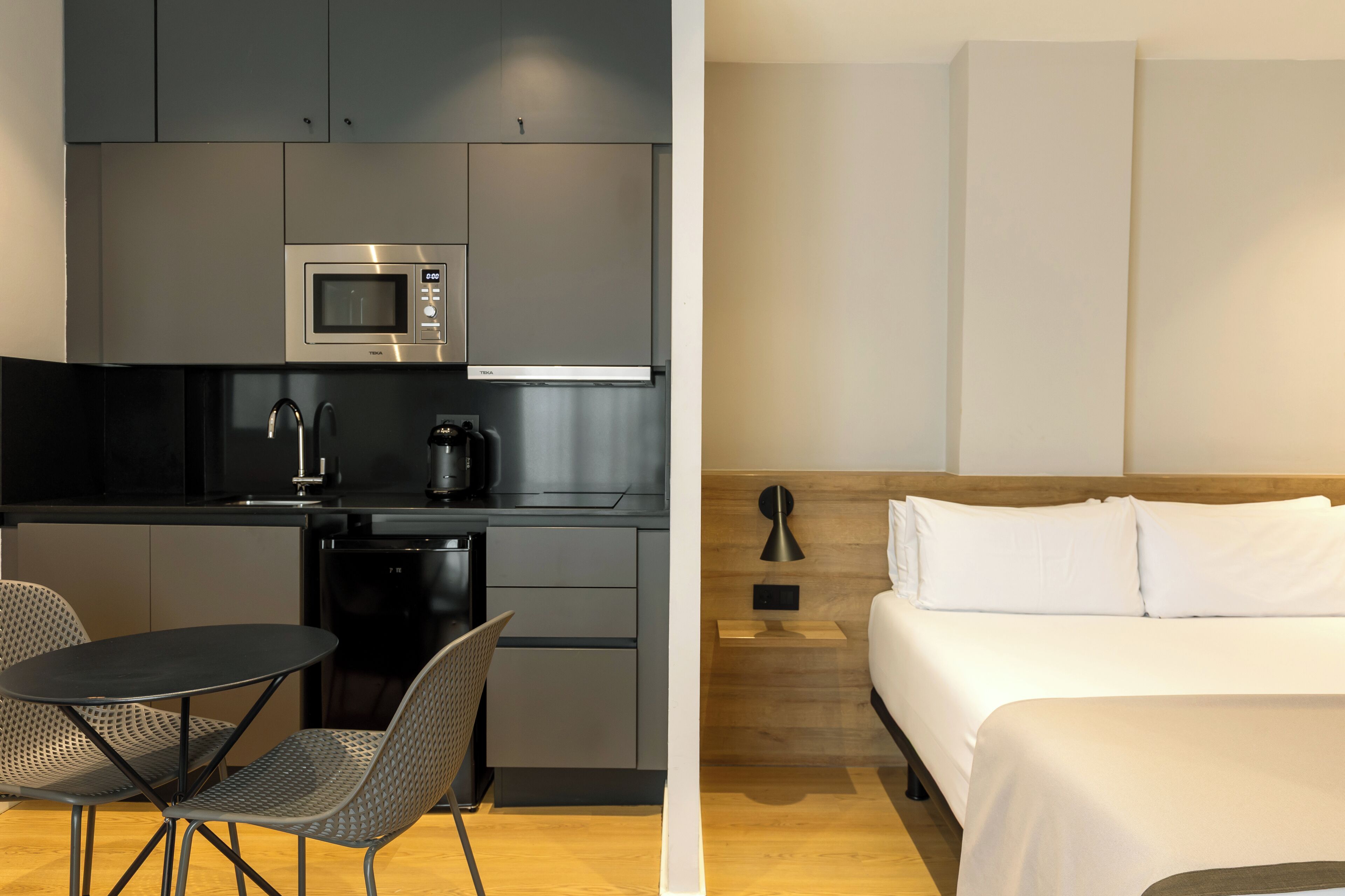 Loft Apartment | Woonruimte | Een flatscreentelevisie