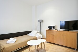 Standard Studio | Living area | Flat-screen TV