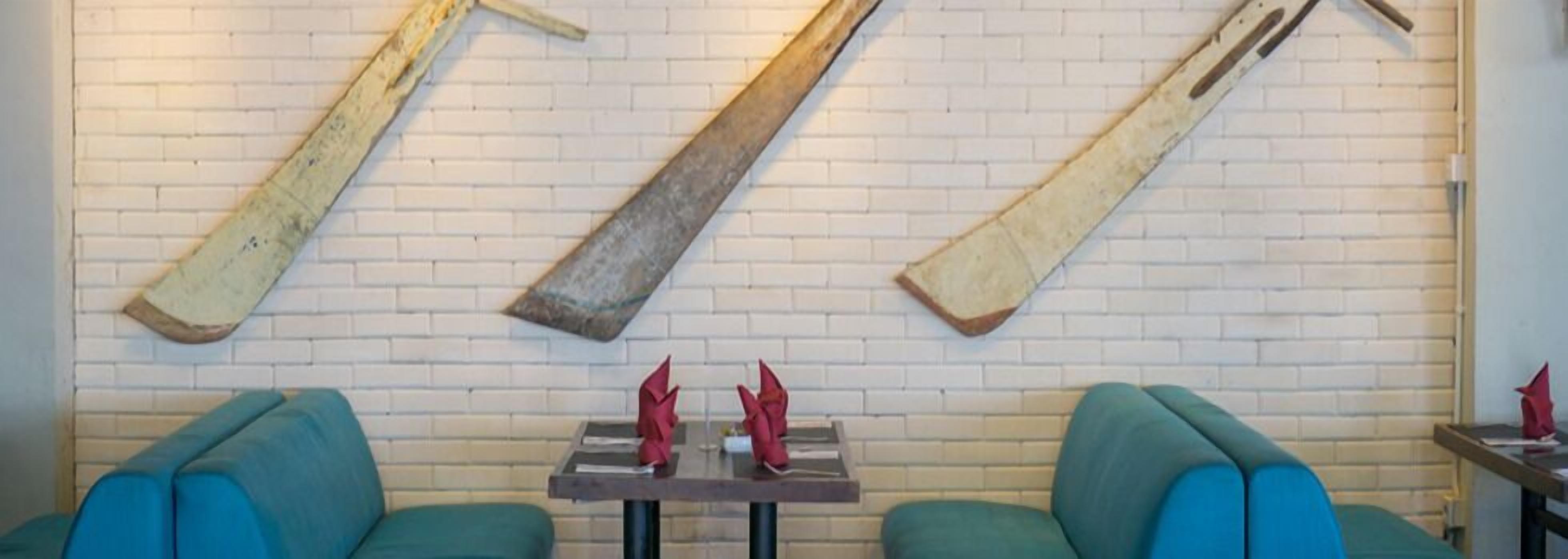 breakfast, lunch, dinner served; international cuisine