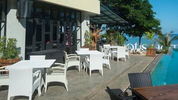 Breakfast, lunch, dinner served; international cuisine