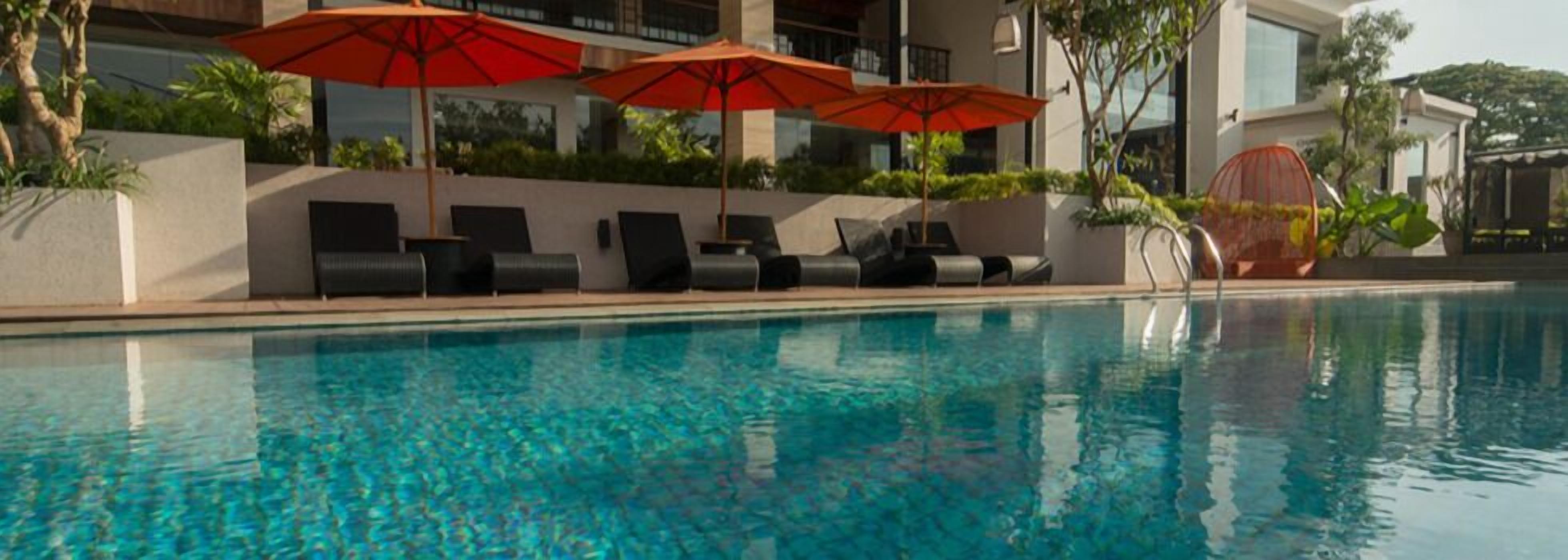 2 outdoor pools