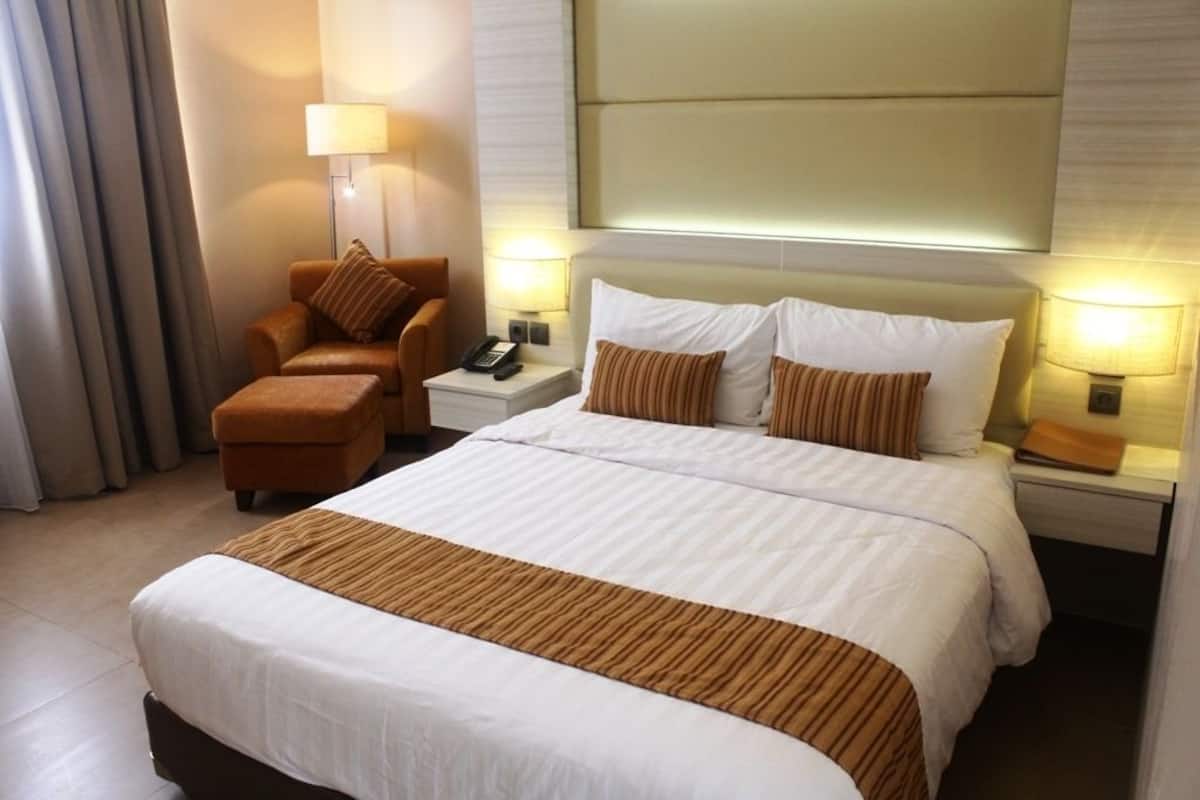 In-room safe, desk, laptop workspace, free WiFi